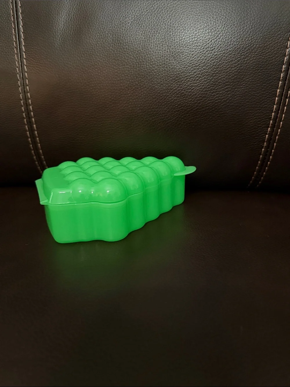 Tupperware Grape keeper - Green - small scratch